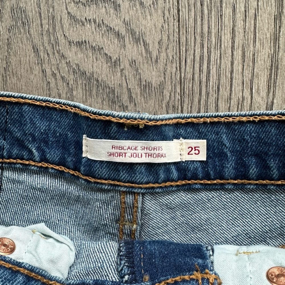 Levi’s Ribcage Shorts - Picture 3 of 4